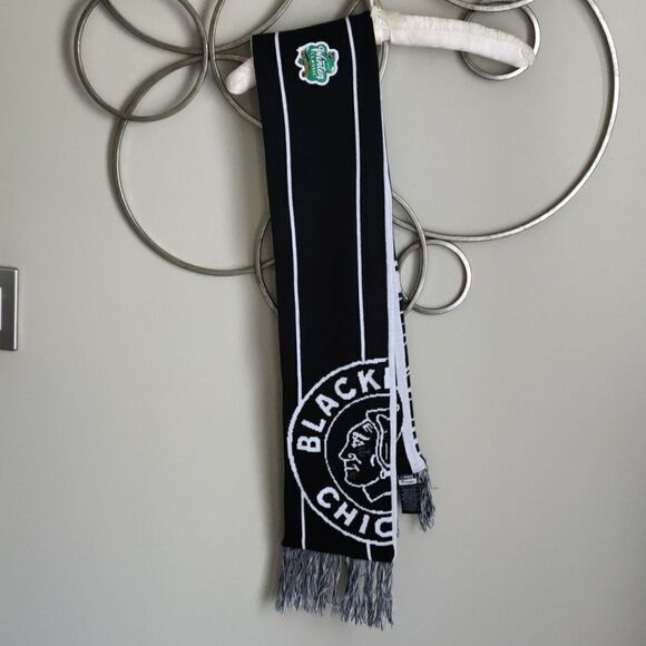 NWT Winter Classic at Notre Dame Chicago Blackhawks scarf - Picture 1 of 6